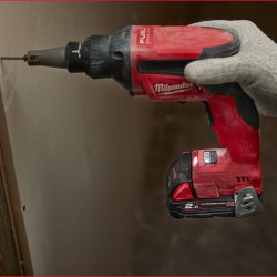 Wkrętarka  Milwaukee M18 FUEL - przykład  działania